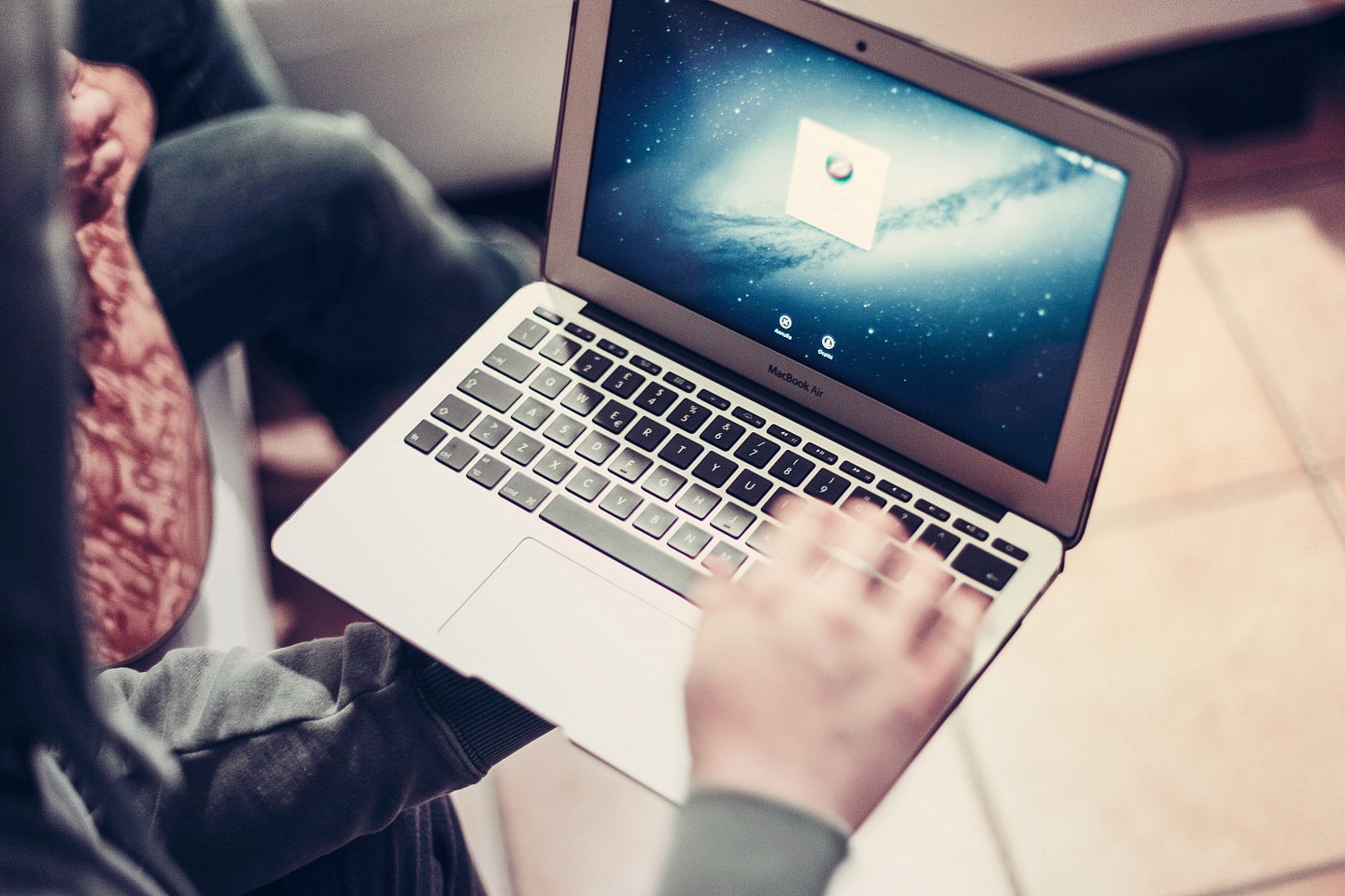 person-hand-apple-laptop-1